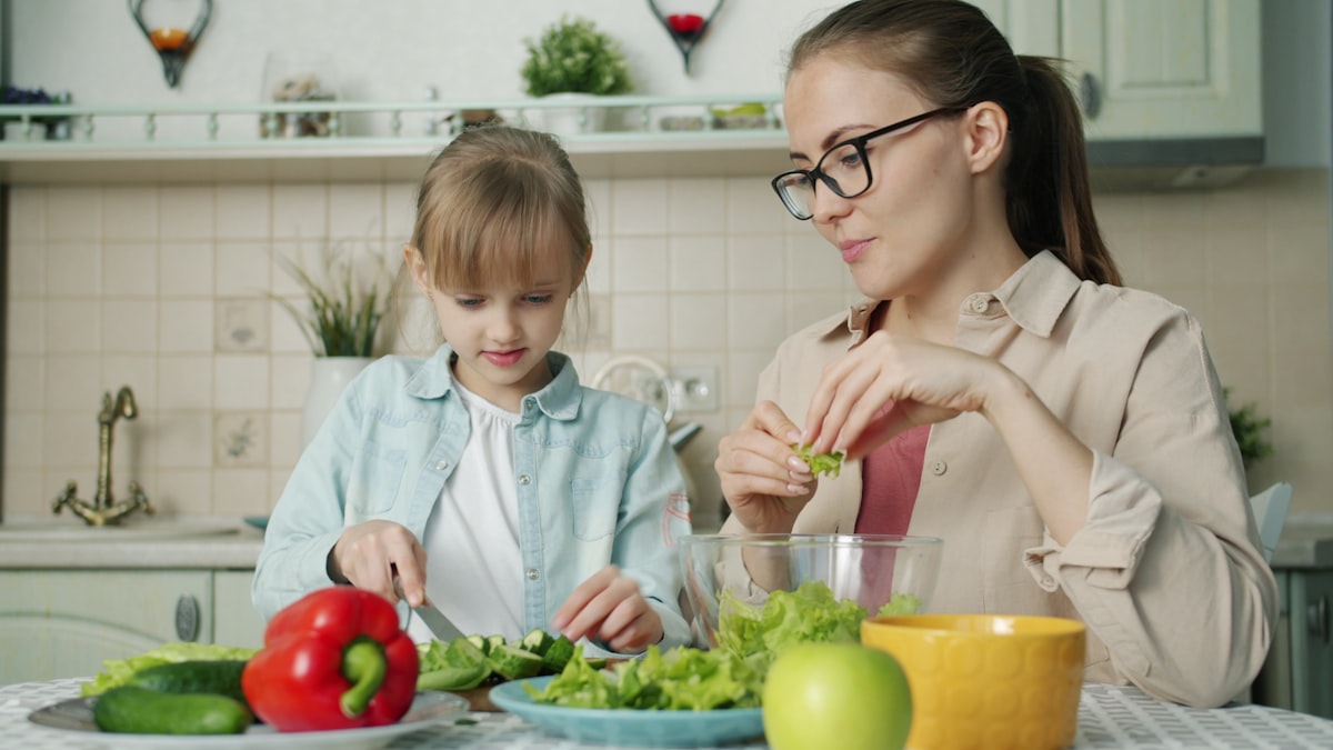 Bambini che mangiano frutta fresca e verdure colorate
